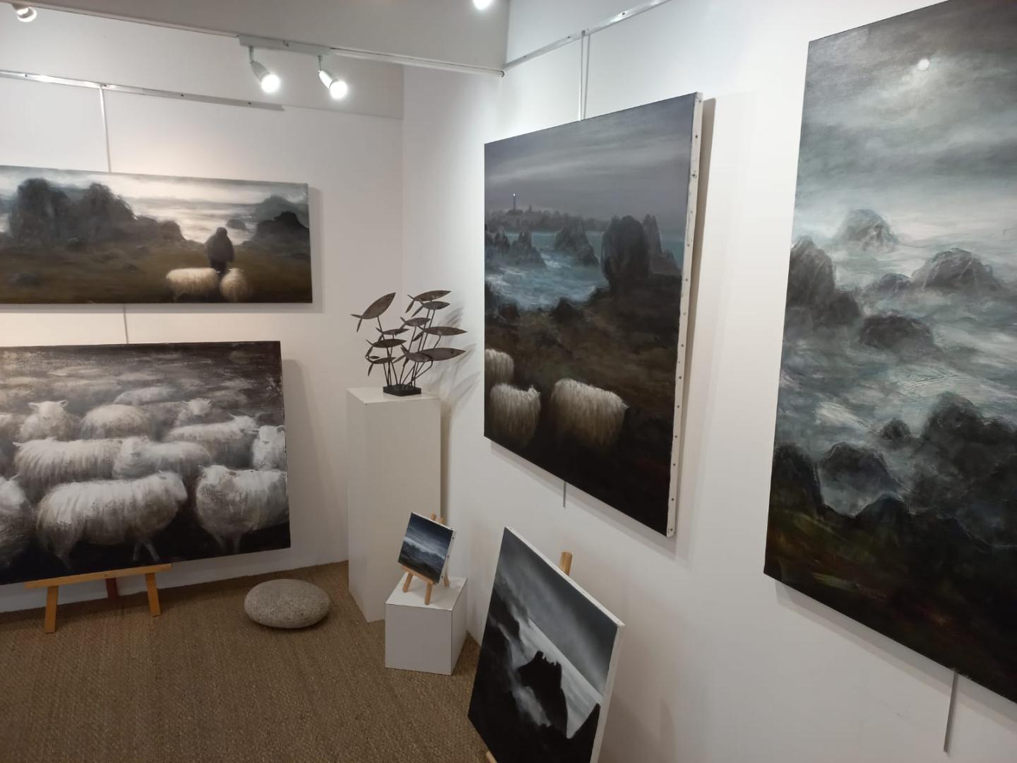 La galerie — mur de tableaux